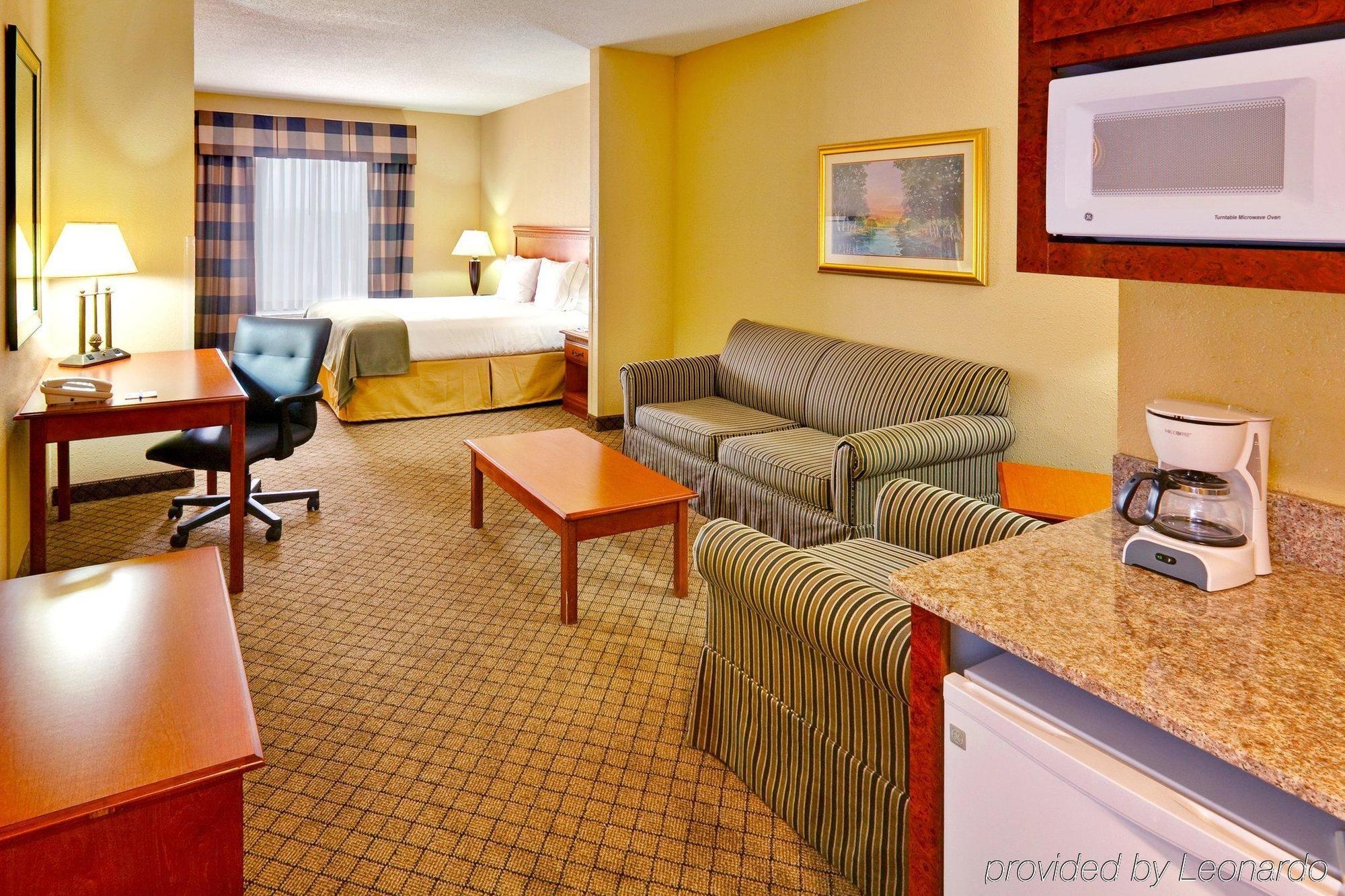 Holiday Inn Express & Suites Greenwood Pokoj fotografie